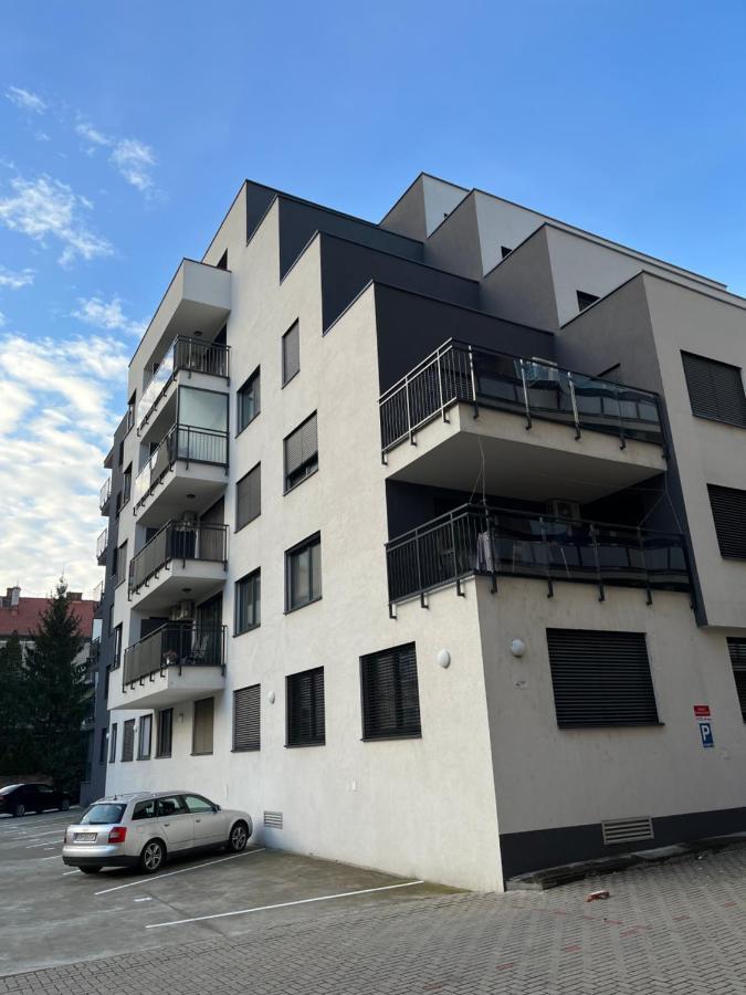 Elegant Escape Apartment II - City Centre ブラチスラヴァ エクステリア 写真