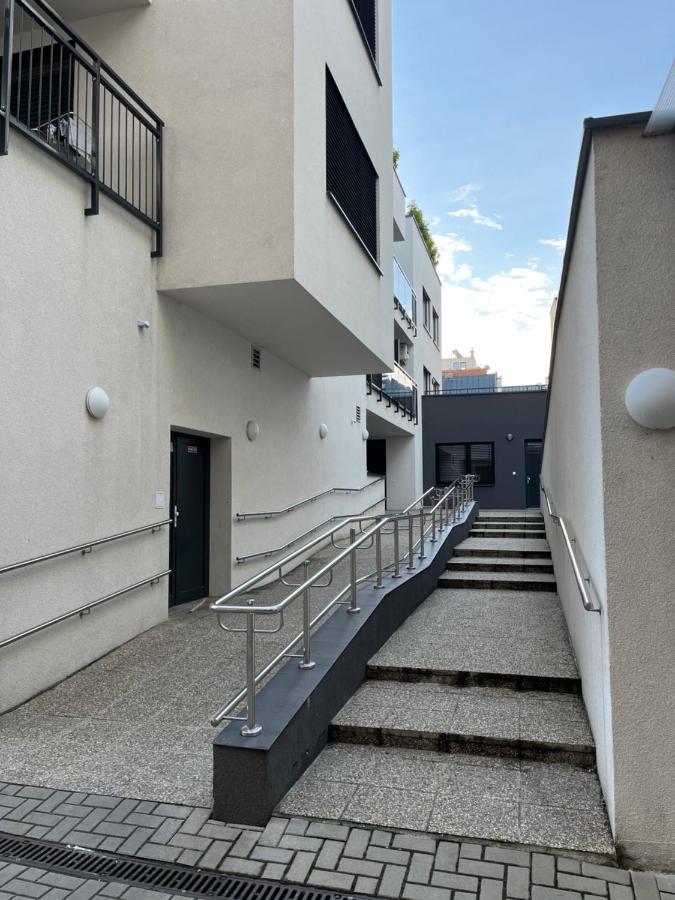 Elegant Escape Apartment II - City Centre ブラチスラヴァ エクステリア 写真