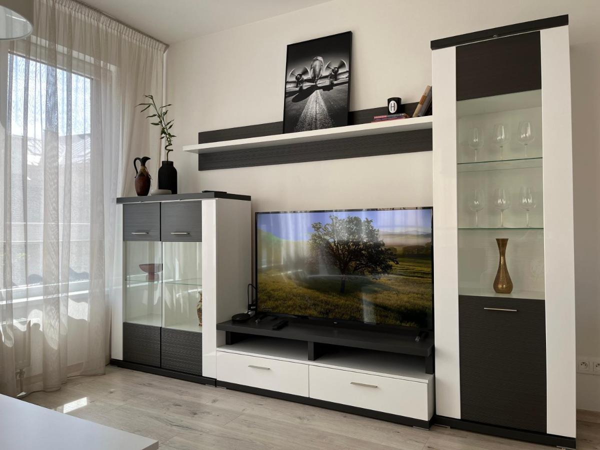 Elegant Escape Apartment II - City Centre ブラチスラヴァ エクステリア 写真