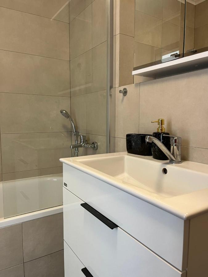 Elegant Escape Apartment II - City Centre ブラチスラヴァ エクステリア 写真